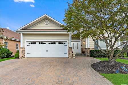 81 Redan Dr Smithtown, NY 11787