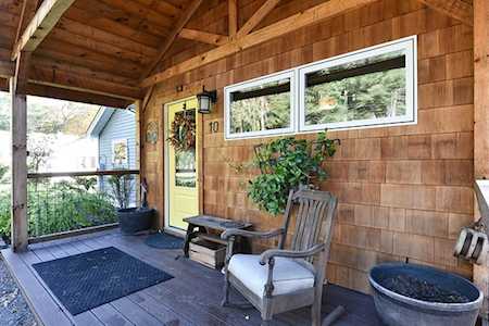 10 Pine Tree Ln West Greenwich, RI 02817