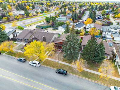 13 Bermuda Dr NW Calgary, AB T3K 1H5