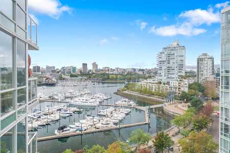 1077 Marinaside Crescent #1005 Vancouver, BC V6Z 2Z5