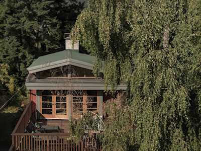 910 Handsworth Road North Vancouver, BC V7R 2A3