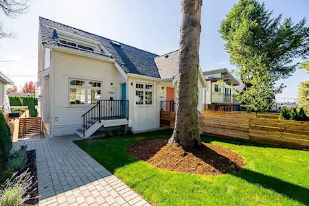 2686 E 8th Avenue Vancouver, BC V5M 1W5
