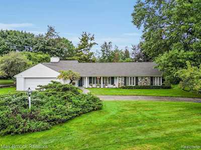 27490 Lakehills Dr Farmington Hills, MI 48025