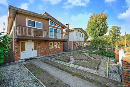 3209 Renfrew Street Vancouver, BC V5M 3L2
