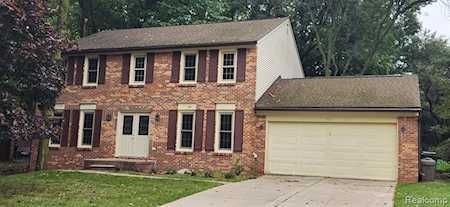 1363 Hathaway Rising Rochester Hills, MI 48306