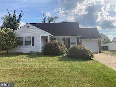 26 Sycamore Dr Burlington, NJ 08016