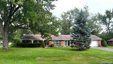 28232 Bayberry Rd Farmington Hills, MI 48331