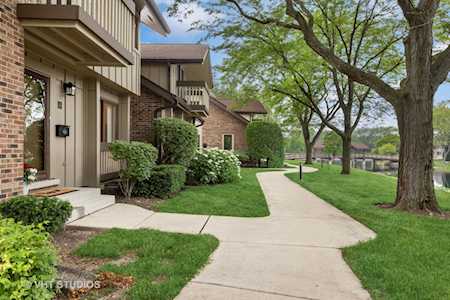 10 Kent Ct Willowbrook, IL 60527
