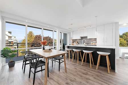 5118 Cambie Street #402 Vancouver, BC V5Z 2Z7