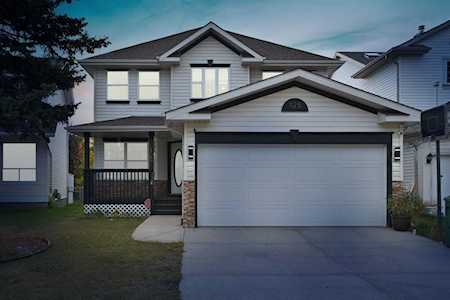 125 Coral Springs Close NE Calgary, AB t3j3s5