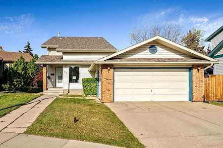 27 Scenic Cove Ct NW Calgary, AB T3L 1N2