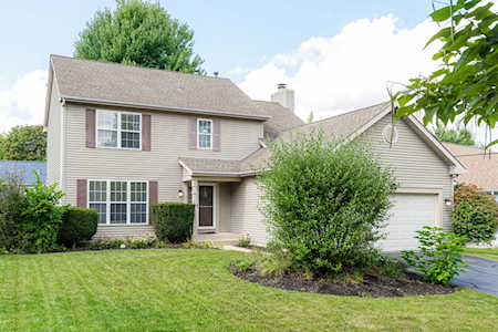 1048 Clover Hill Ln Elgin, IL 60120