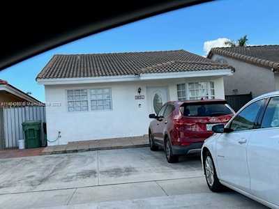8831 NW 114th St Hialeah Gardens, FL 33018