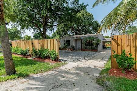 1041 NW 7th Avenue Fort Lauderdale, FL 33311