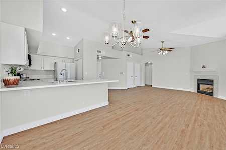4821 Black Bear Rd #202 Las Vegas, NV 89149