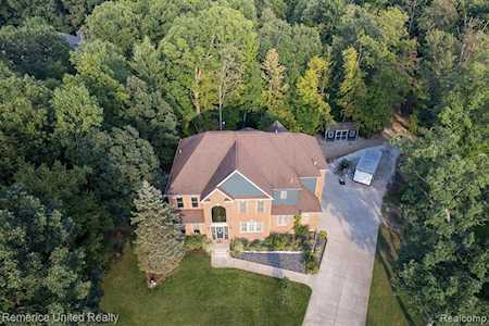 90 Lake Pines Dr Brighton, MI 48114