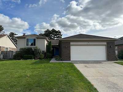 44124 Highgate Dr Clinton Township, MI 48038