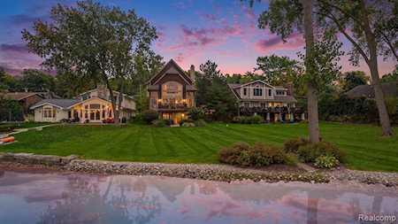 15496 Bealfred Dr Fenton, MI 48430