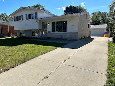 39581 Peters Dr Canton Twp, MI 48187