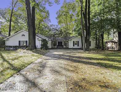 38261 Klarr Dr Farmington Hills, MI 48335