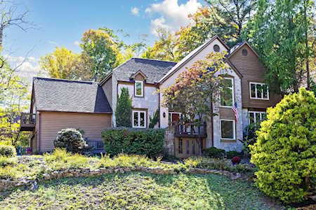 779 Robbins Way Worthington, OH 43085