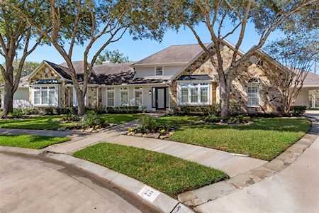 15 Dartmoor Ct Sugar Land, TX 77479
