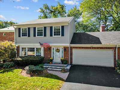 1605 Mirror Lake Dr Naperville, IL 60563