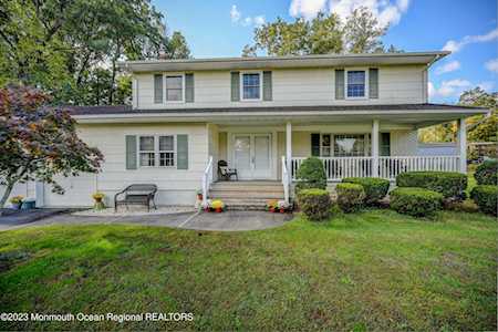 39 Kensington Dr Manalapan, NJ 07726