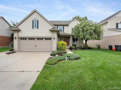 17232 Brookview Dr Livonia, MI 48152