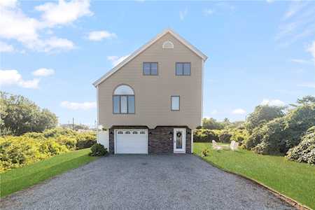 27 Village Ln Narragansett, RI 02882