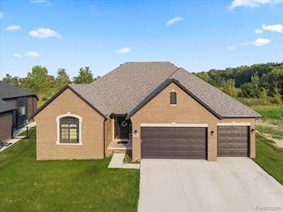 56340 Leeds Ln Macomb, MI 48042