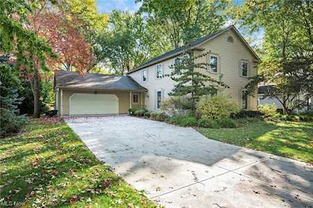 579 Brooke Ln Bay Village, OH 44140