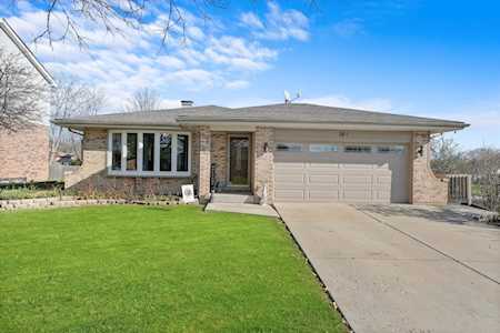 10S281 Wallace Dr Downers Grove, IL 60516