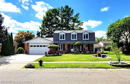 17505 Mcnamara Dr Livonia, MI 48152