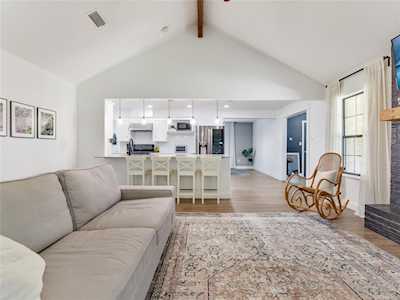1107 NE 9th ST Smithville, TX 78957