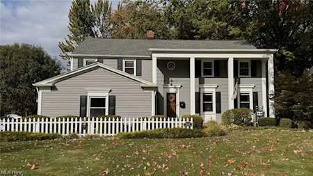 31510 Carlton Dr Bay Village, OH 44140