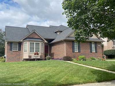 8099 Pickering Place Westland, MI 48185