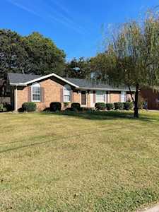123 Creekwood Ln Hendersonville, TN 37075