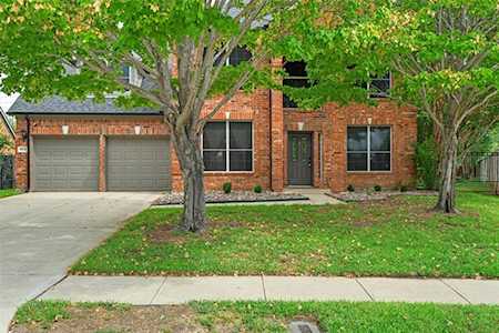 404 Shade Tree Circle Hurst, TX 76054