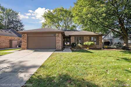 44349 Manitou Dr Clinton Township, MI 48038