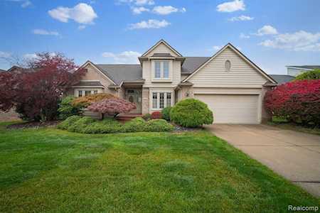 52401 Maurice Dr Macomb, MI 48042