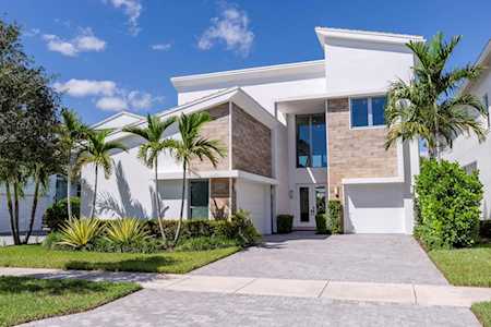 A Palm Beach office building has sold for $8.5 million on Royal Palm Way