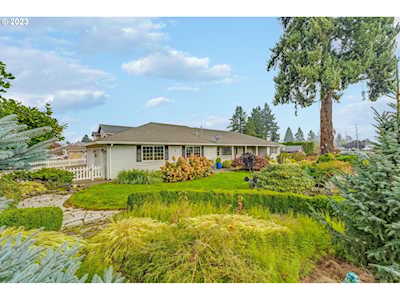 1740 N Laurelwood LOOP Canby, OR 97013