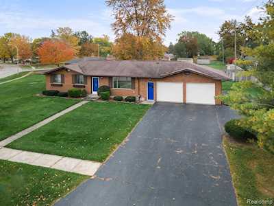 4025 Lake Oakland Shores Dr Waterford Twp, MI 48329