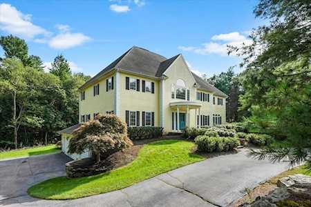 208 Far Reach Rd Westwood, MA 02090