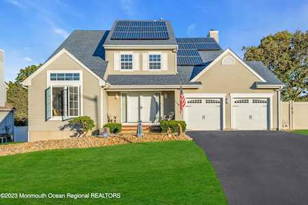 11 Thousand Oaks Terrace Howell, NJ 07731