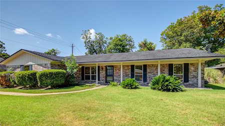 103 Oyster Bend Ln Lake Jackson, TX 77566