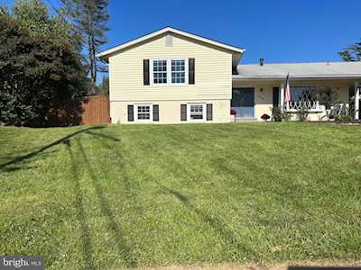 6820 Wheatley Ct Falls Church, VA 22042