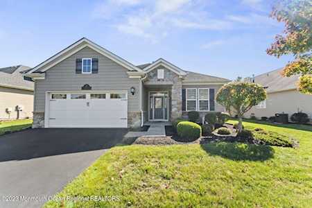 7 E Raphael Ln Farmingdale, NJ 07727
