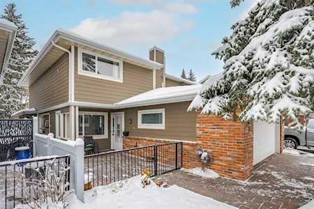 8 Woodmeadow Close SW Calgary, AB T2W 4L8